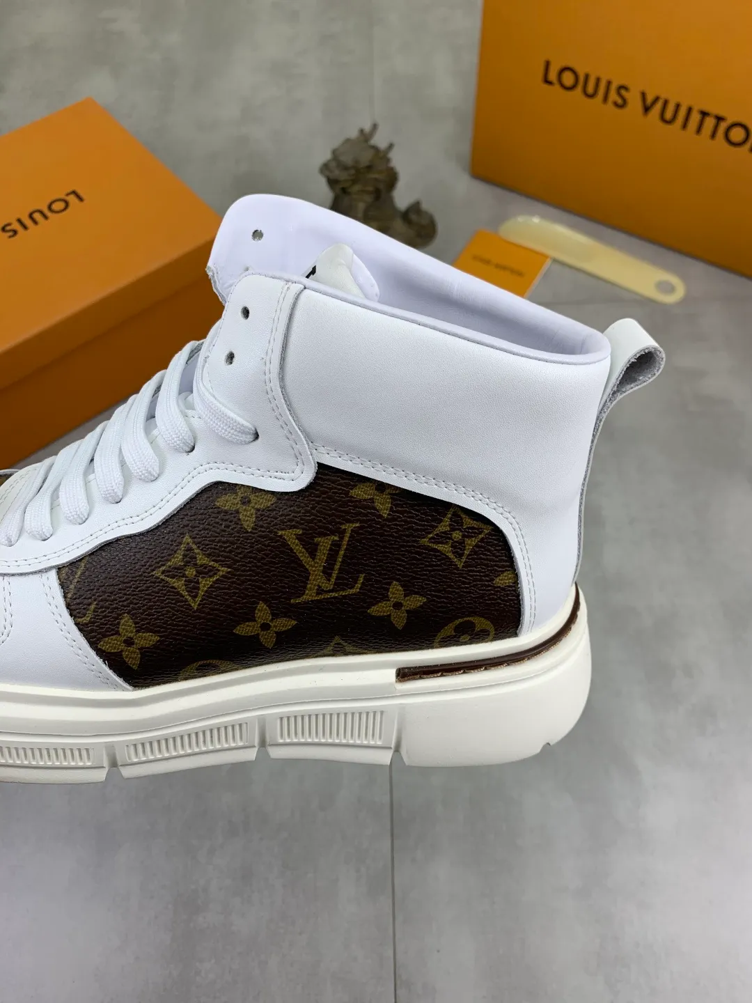 Men's shoes💰P420 💰[New model] (LV) The latest model from the official website🎁🎁Casual and fashionable men's shoes👟, hot style💥The version is simple and elegant, exclusive for trendy men. Unique official website latest brand elements 👑Gucci original decoration, fashionable and generous, the fabric is original frosted calfskin ✅Fully imported first-layer pigskin lining, the official website specifies wear-resistant, lightweight original rubber casual outsole, the classic model is taken in kind🎬38-44 2️⃣ colors available